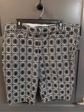 Old Navy Black White Geometric Print Cotton Bermuda Shorts Mid Rise 16